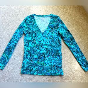 Lilly Pulitzer size XS long sleeve V neck tee